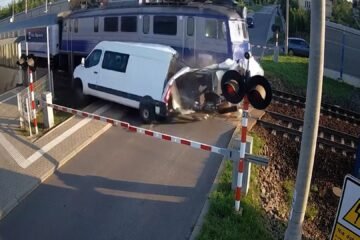 Furgoneta atrapada en cruce ferroviario choca con tren en Polonia