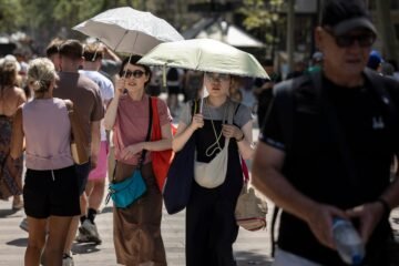 Avisos rojos en Andalucía y el País Vasco por la ola de calor, que el lunes registró 44,3 grados en Huelva