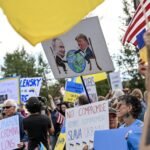 Protestas, esperanza, escepticismo (y una gigantesca bandera de Ucrania) aguardan en Anchorage a Putin y Trump