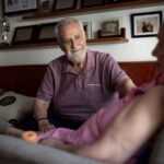 Convertirse en cuidador de un familiar pasados los 80: “Son 24 horas al día y no tienes ni la fuerza ni la energía de antes”