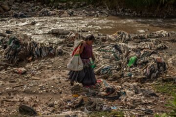 El río de Guatemala convertido en una de las mayores corrientes de plástico del mundo