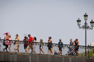 Aviso rojo por calor extremo en Sevilla, Valencia y Tarragona, donde llegarán a los 44 y 42 grados