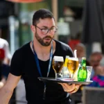 Los jóvenes españoles ganan ahora un 20% menos que sus padres a la misma edad