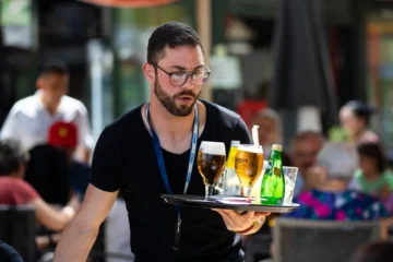 Los jóvenes españoles ganan ahora un 20% menos que sus padres a la misma edad