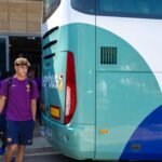 Decenas de aficionados reciben al Barça en Mallorca