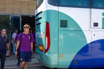 Decenas de aficionados reciben al Barça en Mallorca