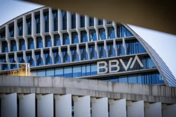 BBVA confirma que sigue adelante con la opa sobre el Banco Sabadell pese a la venta de TSB y el macrodividendo aprobado