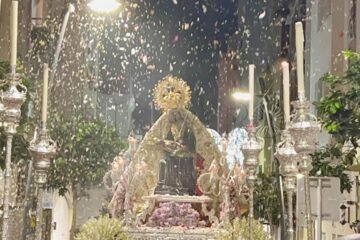 Entre cánticos y pétalos, la Virgen de África reina en Jáudenes