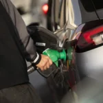 Los carburantes se abarataron en la primera operación salida de agosto: llenar el depósito fue hasta 6 euros más barato que hace un año
