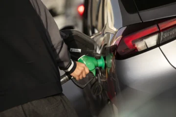 Los carburantes se abarataron en la primera operación salida de agosto: llenar el depósito fue hasta 6 euros más barato que hace un año