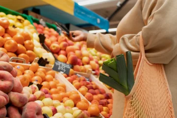 La inflación obliga a reducir el tamaño de la cesta de la compra para maximizar el ahorro, pero resulta en vano: el 51% de los hogares no llega a fin de mes