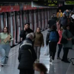 Cuatro cosas que hace la gente de clase media-baja en la calle que les hace parecer maleducados