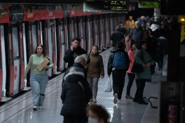 Cuatro cosas que hace la gente de clase media-baja en la calle que les hace parecer maleducados