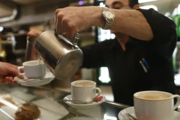 ¿Café con leche? Este es el cobro inesperado que podrías encontrar en tu cuenta