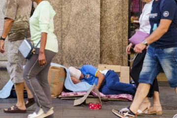 Un economista denuncia que a pesar de batir «récords de empleo» el trabajo en España «no garantiza una vida digna»