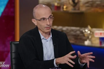 Yuval Noah Harari, historiador y visionario, sentencia la muerte del dinero: «El significado de la riqueza pasa de tener mucho dinero a tener muchos petabytes de información