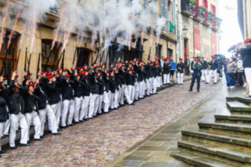El Juzgado desestima la medida cautelarísima solicitada por HAOSE y avala el decreto municipal que regula el Alarde de Hondarribia