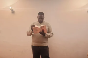 Yvenet Dorsainvil abre una ventana a la identidad haitiana y su convivencia en Chile