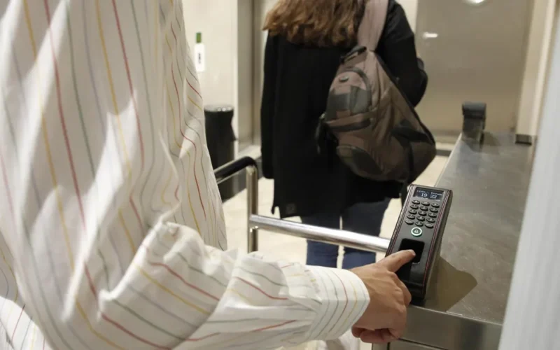 La empresa deberá detallar cómo compensa las horas extra con el nuevo registro horario