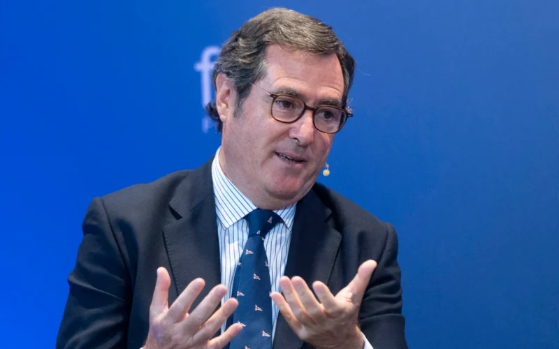 El presidente de la CEOE acusa a Yolanda Díaz de romper el diálogo social : «Va camino de la UVI porque hace normas como antes de la Democracia»