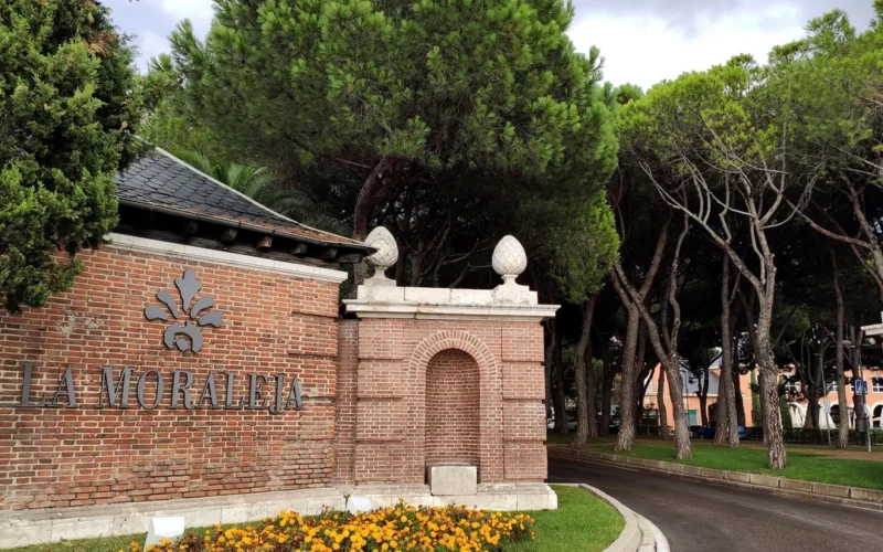 La Moraleja sigue siendo el barrio más rico de España y Torreblanca, el más pobre: la brecha de renta supera los 185.000 euros