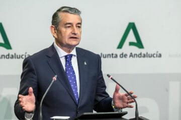 El consejero andaluz de Salud recrimina a las mujeres afectadas por los cribados las “denuncias falsas” sobre los historiales clínicos