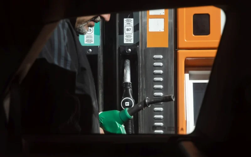 El diésel repunta levemente y la gasolina sigue abaratándose