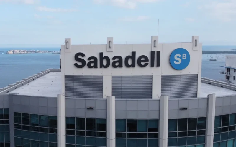 Amancio Ortega suma la sede de Banco Sabadell en Miami a su vasto imperio inmobiliario al cerrar su compra por 235 millones de euros