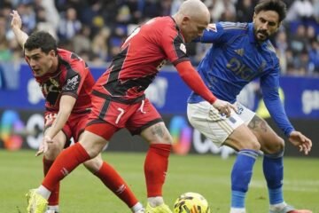 Oviedo salva un punto ante un Rayo que desaprovechó penalti y superioridad numérica