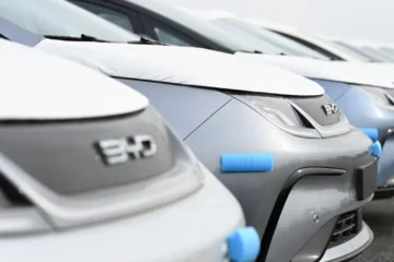 El gigante chino de los coches eléctricos BYD toma posiciones en España: prevé quintuplicar sus ventas y prepara una red de 200 cargadores ultrarrápidos