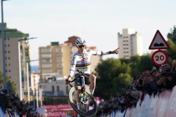 Van der Poel arrolla en el ciclocrós de Benidorm y Felipe Orts acaba tercero