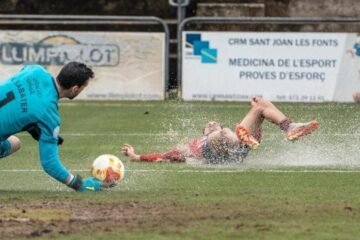 Un gol de córner frena al Poblense en Olot