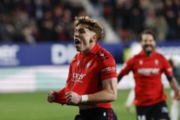 Víctor Muñoz culmina en el descuento una agónica remontada de Osasuna sobre el Oviedo