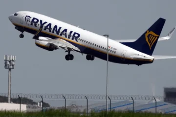 Trabajo registra el primer convenio colectivo de tripulantes de cabina de Ryanair en España