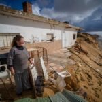 Matalascañas, la playa idílica que pierde la batalla contra el mar: “Mi casa se caerá la primera”