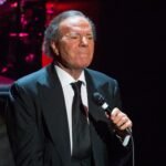 Julio Iglesias rompe su silencio y niega las acusaciones de acoso y agresión sexual de dos exempleadas