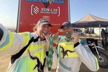 Lorenzo Fluxá celebra acabar su cuarto Rally Dakar