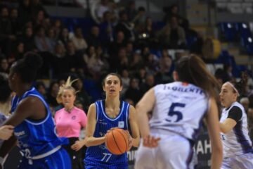 Alba Torrens debuta en otra paliza del Azulmarino