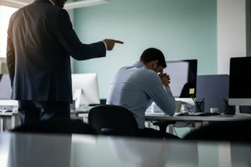 Así es el «bossing»: el tipo de acoso laboral que podrías estar sufriendo en tu trabajo sin darte cuenta