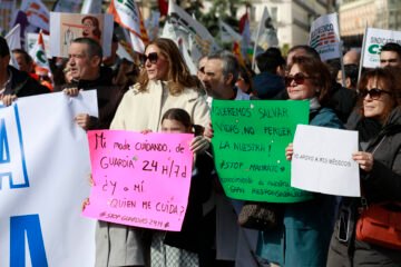 Cinco mil médicos contra el Estatuto Marco frente al ministerio de Mónica García: «Hacía falta ya una huelga en Sanidad»