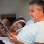 Miopía: el problema no son las pantallas sino la exposición a luz tenue por periodos prolongados de tiempo