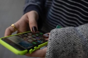 No hace falta prohibir las redes sociales a los menores: el Gobierno ya tiene esta ley para acabar con la adicción a las pantallas