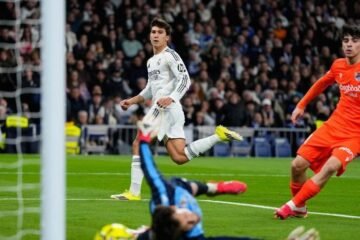 Vinícius acuesta líder al Real Madrid ante una Real Sociedad de papel
