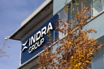 Un fondo estadounidense mete más presión para culminar la integración de Indra con Escribano