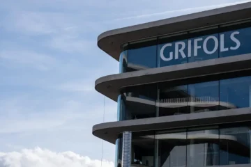 Moody’s mejora la calificación crediticia de Grifols por su «desempeño operativo»