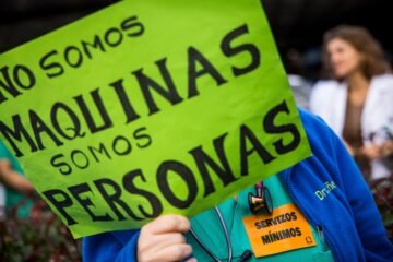 Crece un 13% el número de médicos que piden ayuda por enfermedades: la mayoría son mujeres por temas de salud mental