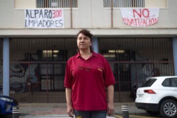 Familias y trabajadoras se oponen a la privatización de la limpieza de los colegios públicos de Sevilla: “Nos van a arruinar la vida”