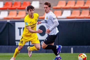 El líder Poblense reacciona a un 2-0 inicial y salva un punto en su visita al Valencia Mestalla