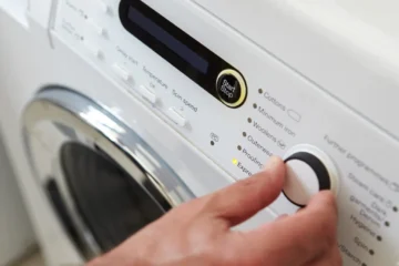 Precio de la luz hoy, sábado 14 de febrero, por horas: un día de los enamorados con un enorme valle