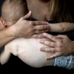 Ni en los ovarios ni en los testículos: el ‘interruptor’ de la fertilidad está en las defensas del cerebro